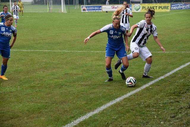 Torschützin Patrícia Gasparovicová im Zweikampf mit Jessica Frieser