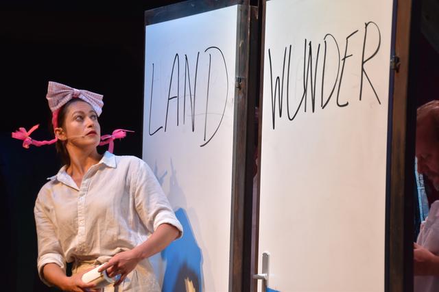 Elisabeth Kofler als "Alice im Wunderland".