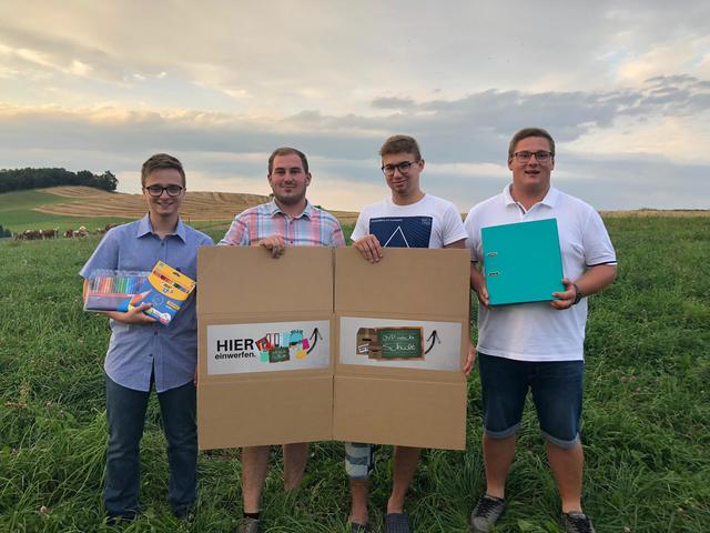 "JVP macht Schule" auch in Bernstein: ObmStv. Felix Kummer, Obm. Markus Schranz, Kassier Patrick Kuh und
Christian Pertl