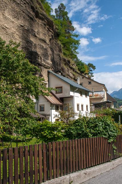 Ein Klick in das Foto öffnet die Galerie im Vollbildmodus.
Bild # 9514: Das Bergl am Eingang zur Rosengartenschlucht mit den sogenannten "Bergl- Häuser".