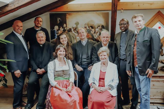 Das letzte Abendmahl - Vorlage von Walter Rane. 
 V.l.: Bürgermeister Hannes Enzinger, Pfarrer Mag. Christian Walch (Neukirchen, Wald, Krimml), Mag. Adalbert Dlugopolsky, (Stuhlfelden, Mittersill, Hollersbach), Susanna Vötter-Dankl (TAURISKA), Alexandra Seiwald (Geige, Salzburg), Pfarrer Mag. Dr. Stanislav Gajdos (Bramberg), Christine Hochwimmer (Samplhaus, Bramberg), Pfarrer Hans Rainer (Krimml), Kooperator Pater Zakayo Kimaro CSSp  (Stuhlfelden, Mittersill, Hollersbach) und Christian Vötter (TAURISKA).
 | Foto: Stephanie Brennsteiner