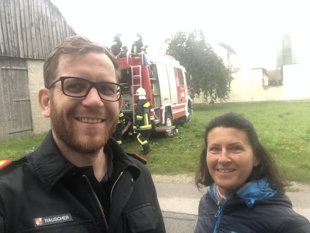 Ein Selfie muss sein: Kommandant Dominik Rauscher mit Redakteurin Karin Zeiler.