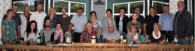 Gruppenfoto mit den Veranstaltern des Ferien(s)passes und Gemeinsam mit Oma und Opa