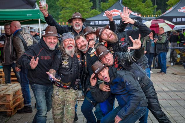 Aus allen Teilen Europas kamen die Biker und ließen sich auch durch schlechtes Wetter nicht die Feierlaune verderben.