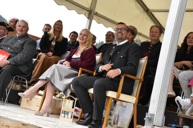 Bürgermeister Günther Pagitsch (re.) und seine bessere Hälfte, seine Frau Manuela, auf der Festribüne