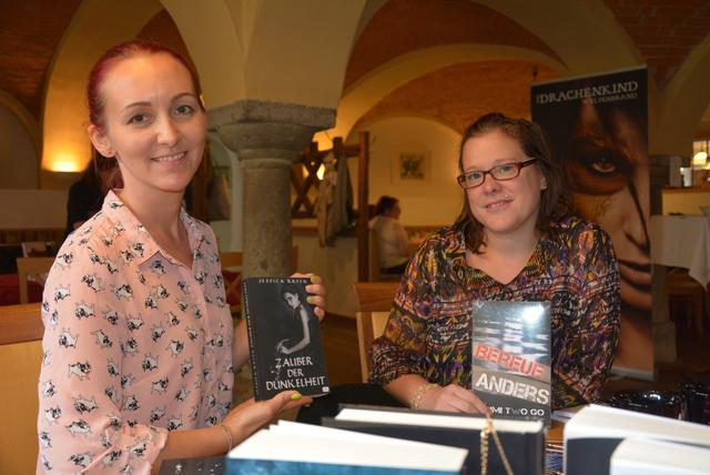 Bücherwürmer aus Wien : Besucherin Sabrina und Bloggerin Alexandra (v. l.)  