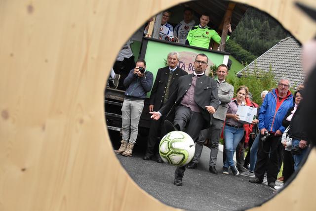 Bevor Bürgermeister Günther Pagitsch die Lade überbracht bekam, musste der der Bevölkerung aufmerksam bei ihren vorgetragenen Anliegen zuhören und ihr bei den Späßen, die sie für ihn vorbereitet hatte Gehorsam schenken – auch als es hieß Tore zu schießen.