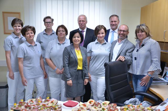 Claudia Drucker, Gerlinde Schmidt, Claudia Binder, Sonja Panagl, Landtagsabgeordnete Margit Göll, Bürgermeister Karl Schützenhofer, Susanna Birbach, NÖGKK Direktor Günter Steindl, Dr. Christoph Preissl, OA Dr. Barbara Dienstl