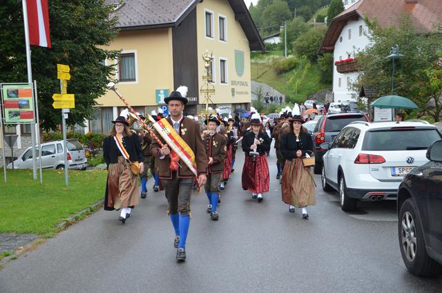Der Festnzug wird von der Trachtenkapelle von 1767 angeführt