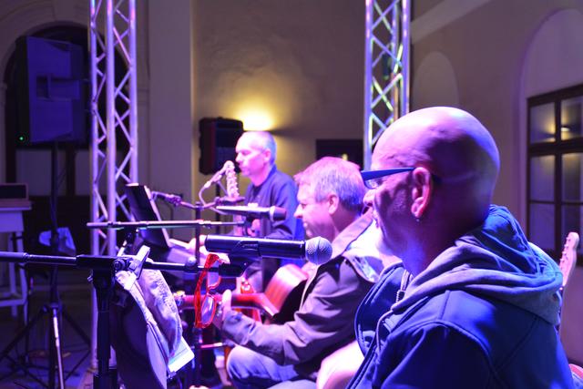 Die Austropop-Band "Scheibbs 3" sorgte im Töpperschloss Neubruck für tolle Stimmung.