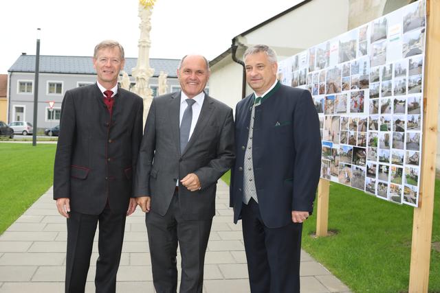 Bezirkshauptmann Peter Suchanek (li.), Nationalratspräsident Wolfgang Sobotka und Bürgermeister Markus Plöchl. | Foto: © Nim