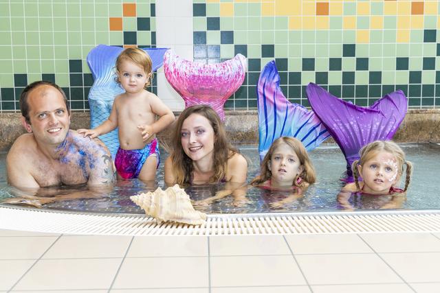 Tauchten ab als Meerjungfrauen: Tobias, Gustav, Monika, Kinga und Adela Lammeraner hatten Spaß in der Wanne in Scheibbs.