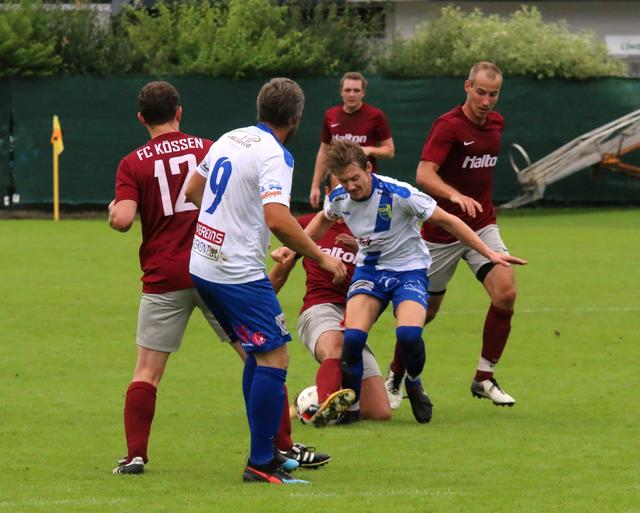 Gebietsliga: Harte Bandagen für Niklas Tengg (SK Pillerseetal; weiße Dress) inmitten der Kössen-Abwehr
