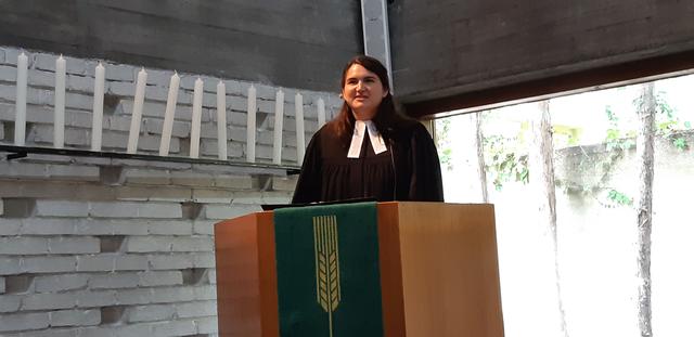 Clarissa Breu während ihrer ersten Predigt in der evangelischen Pfarrgemeinde Simmering 
