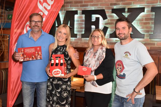 Strahlende Sieger: Gerald Smesovsky (Villacher Bier), Edith Strieder, WOCHE-Geschäftsstellenleiterin Alexandra Brandner und Cantina Mexicana-Wirt Daniel Ramsbacher