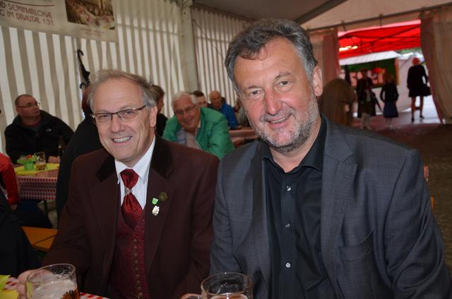 Mesner Peter Pichler und Pfarrer Josef Allmaier