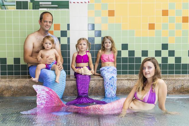Tauchten ab als Meerjungfrauen: Tobias, Gustav, Kinga, Adela und Monika Lammeraner hatten Spaß in der Wanne in Scheibbs.