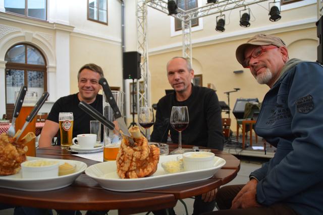 Köstliche Stelzen und ein tolles Austropop-Konzert wurden im Töpperschloss in Neubruck geboten.