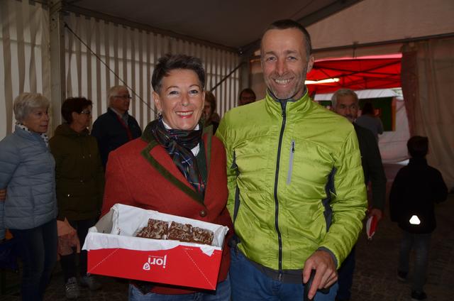 Judith und Georg Kranebetter bringen Schwarzwälderkirsch mit