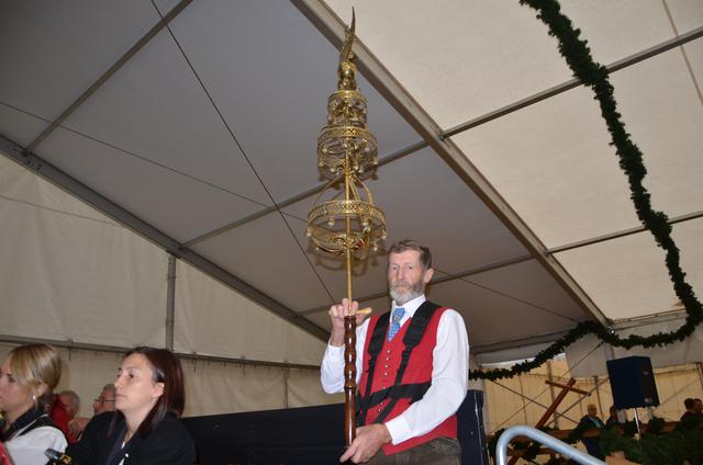 Hermann Weiß senior mit seinem Schellbaum aus dem Jahr 1821