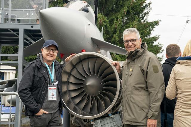 Obstlt. Gerhard Lukasiewicz (li.) mit WOCHE-Redakteur Wolfgang Gaube.