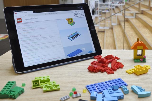 Die einzelnen Bauschritte, aber auch das Aussehen der Teile wird genau beschrieben. | Foto: LEGO Group