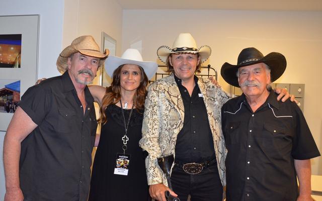 Silvia und Michael Stone mit den BELLAMY BROTHERS. | Foto: Steinleitner