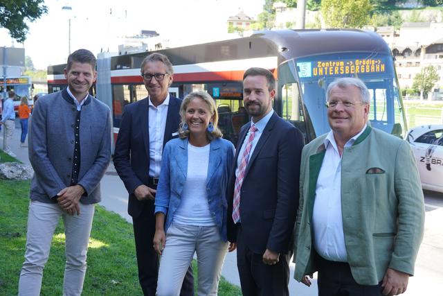 Begeistert von dem Bus: H. Schober, L. Schitter, B. Unterkofler, S. Schnöll und R. Hemetsberger. | Foto: Bettina Buchbauer
