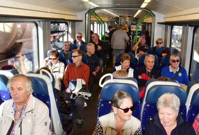 die Teilnehmer im St. Bernhard-Express, die Fahrt geht durch das Val d‘Entremont nach Orsières.