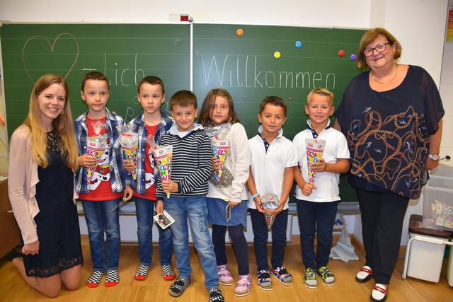 3x zwei Zwillinge in der 1. Klasse VS Pabneukirchen.  | Foto: Zinterhof