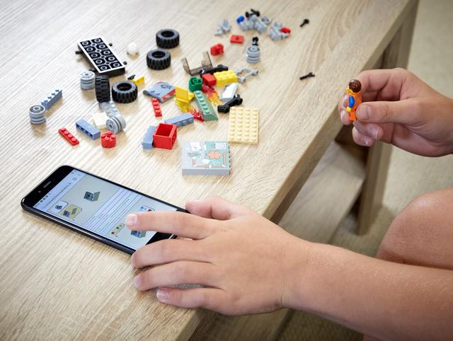 Die Bauanleitungen können am Smartphone, Tablet oder ausgedruckt in Braille Schrift verwendet werden. | Foto: LEGO Group
