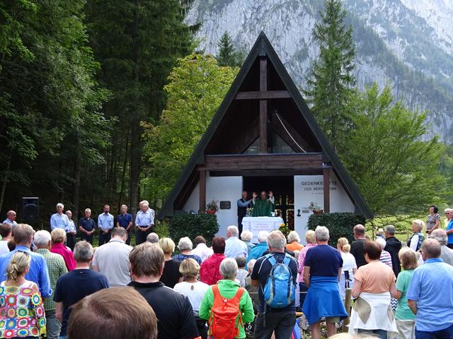 Pfarrer Josef Pletzer zelebrierte im Kaiserbachtal vor sehr vielen Berg- und Naturfreunden die Gedenkmesse für alle im Wilden Kaiser verunglückten Bergsteiger. | Foto: Gernot Schwaiger