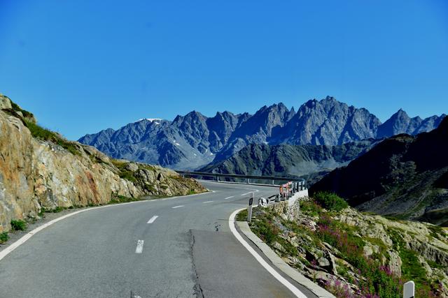Straße am St. Bernhard Pass