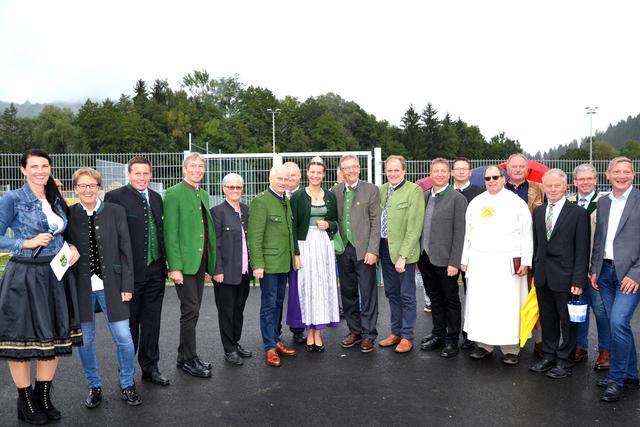 Bürgermeister, Gemeinderat und Ehrengäste nach der offiziellen Eröffnung.