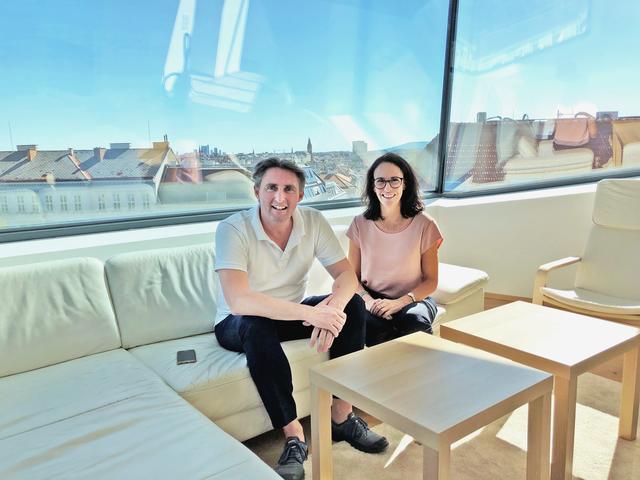 Beim Lokalaugenschein auf der (noch)-Baustelle: Betreiber Dieter Martin und ÖVP-Gesundheitsexpertin Kasia Greco.