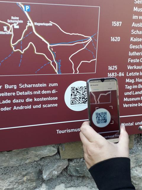Mit dem Handy wird der Barcode gescannt.