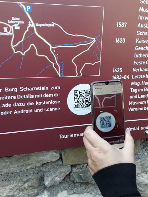 Mit dem Handy wird der Barcode gescannt. | Foto: Kultur- und Heimatverein Scharnstein