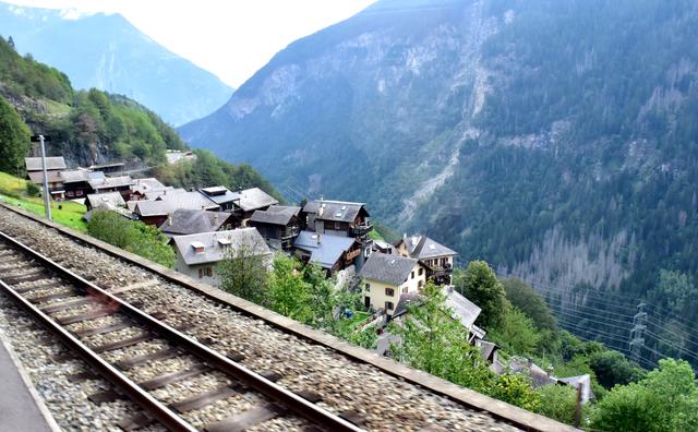Mit dem St. Bernhard-Express von Martigny.
Die Fahrt geht durch das Val d‘Entremont nach Orsières