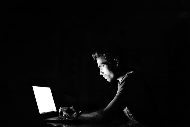 Vorsicht vor Betrügern. Aktuell wird versucht persönlichen Daten per Mail zu bekommen.