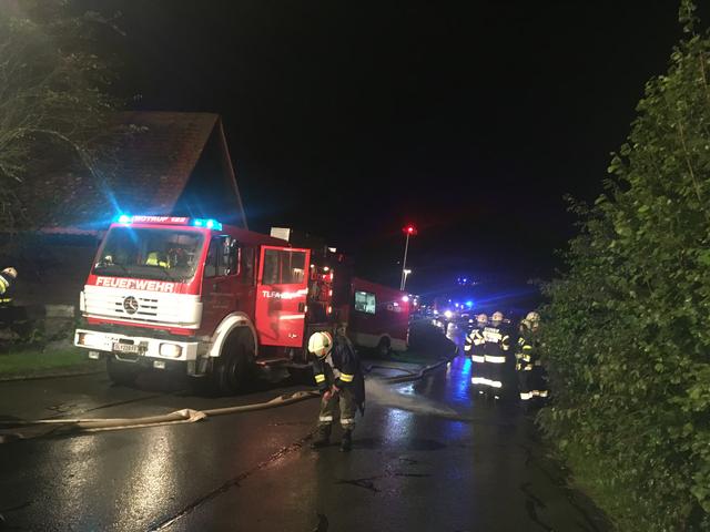 Die Florianijünger sind zu einem Dachstuhlbrand in Wettmannstätten zu nächtlicher Stunde ausgerückt.