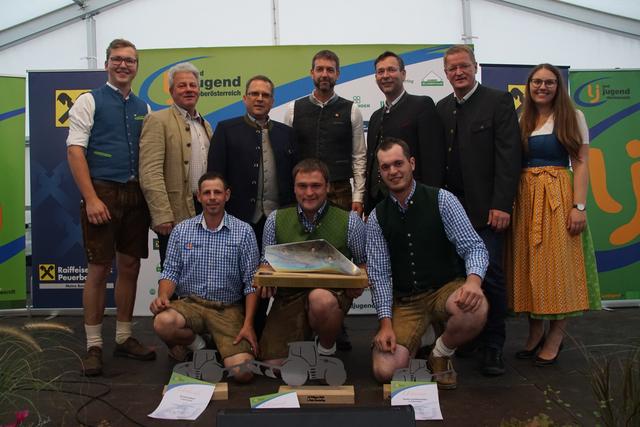 1. Reihe v.l.n.r.: Vizelandessieger Gerald Seiberl, Landessieger Stefan Steiner, 3. Rang Stefan Gstöttenmayr; 2. Reihe. v.l.n.r.: Landesleiter Stv. der Landjugend OÖ Thomas Hartl, Vizepräsident der Landwirtschaftskammer OÖ Karl Grabmayr, Abg.z.Nr. August Wöginger, Bundesrat Thomas Scherrerbauer, Abg.z.Nr. Hermann Brückl, Abg.z.Nr. Manfred Hofinger, Landesleiterin Stv. der Landjugend OÖ Klara Medisch