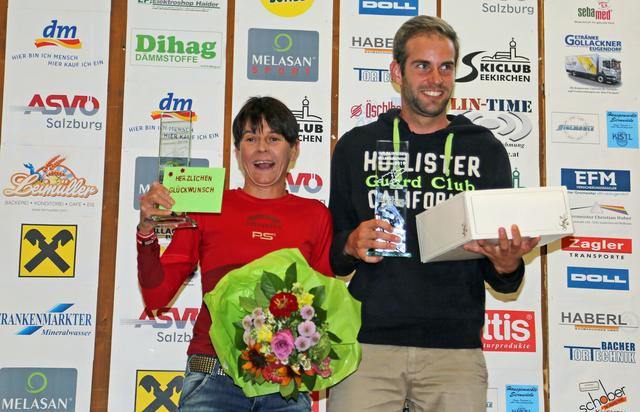 Sieger Wallersee-Halbmarathon: Andrea Meusburger-Kaufmann (Laufteam Im Wald läuft's, Bregenzerwald, 1:31:59) und Dominik Exel (Naturfreunde Pucking, 1:14:24) .
