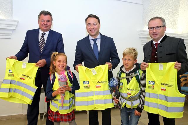 Infrastrukturlandesrat Günther Steinkellner, Schulanfängerin Liselotte, Landeshauptmann-Stv. Manfred Haimbuchner, Schulanfänger Maximilian und
Sicherheitslandesrat Wolfgang Klinger (v. l.). | Foto: Land OÖ/Kauder