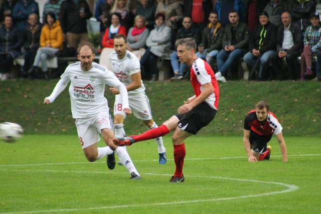 Schönwies (weißes Trikot) erarbeitete sich gegen die SPG Prutz/Serfaus (rotes Trikot) den 2:0-Derbysieg vor stattlicher Zuschauerkulisse. | Foto: Julian Wiederin