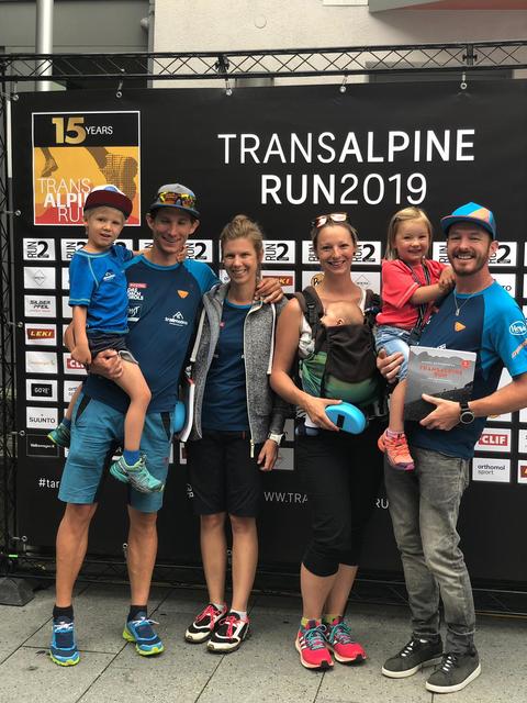 Groß war der Jubel mit Partnerinnen und Kindern nach dem Sieg beim Transalpine-Run. | Foto: Kocher