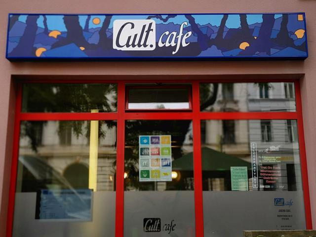 Das "Cult.Café" in der Neustiftgasse 91 präsentiert sich mit einer neuen Fassade und erweitertem Angebot. | Foto: Multikulturelles Netzwerk