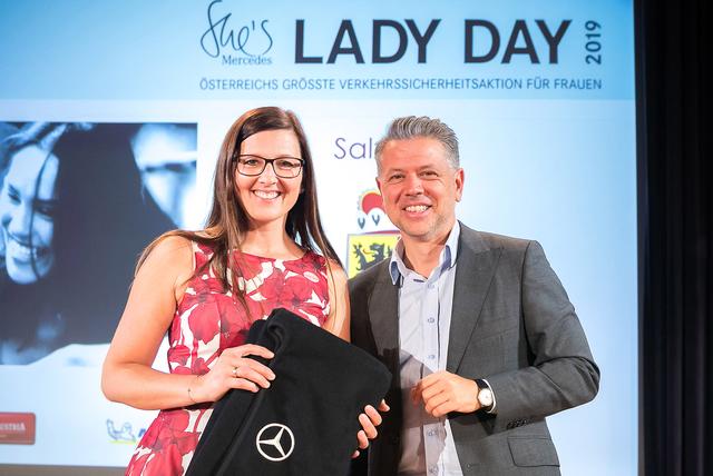 Daniela Haller (38) aus Tamsweg – Salzburgs Bundeslandgewinnerin des "She's Mercedes Lady Day" – mit Bernhard Bauer, Unternehmenssprecher bei Mercedes-Benz.