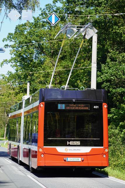 Der Bus klinkt sich wieder in die Oberleitung ein. | Foto: Bettina Buchbauer