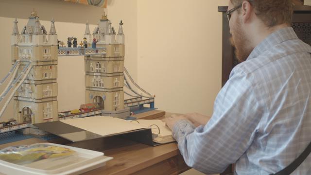 Matthew Shifrin baute mit den Audioanleitungen die Tower-Bridge von London nach. | Foto: LEGO Group