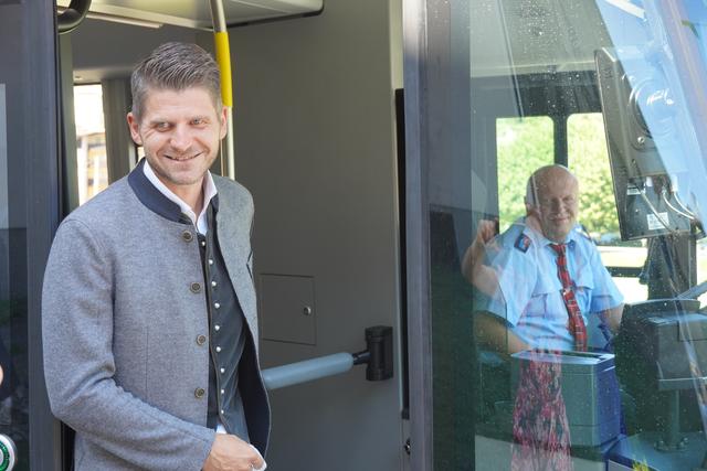 Freude über die erste Testfahrt bei Bürgermeister Herbert Schober. | Foto: Bettina Buchbauer